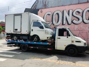 Guincho rebocando furgão branco em Goiânia